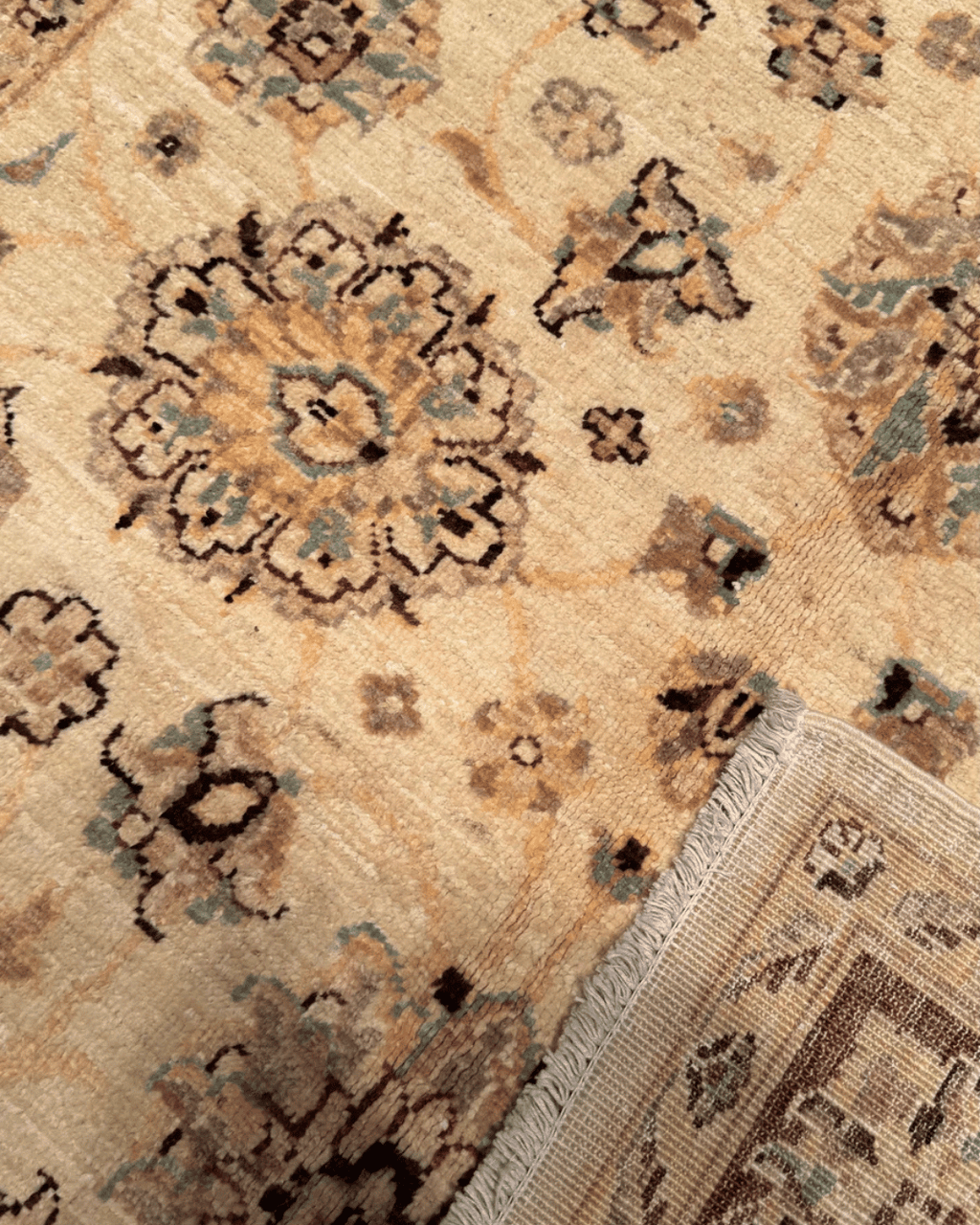 Ushak Hand-Knotted Wool Rug 4' x 6'